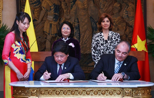 Trong chương trình thăm chính thức Colombia, sáng 14/7/2016, theo giờ địa Phó Chủ tịch nước Đặng Thị Ngọc Thịnh và Bộ trưởng Ngoại giao Colombia Maria Angela Holguin chứng kiến Lễ ký “Bản ghi nhớ về hợp tác nông nghiệp, lâm nghiệp, chăn nuôi và thủy sản” giữa Bộ Nông nghiệp và Phát triển Nông thôn Việt Nam và Bộ Nông nghiệp Colombia. Ảnh: Lâm Khánh – TTXVN