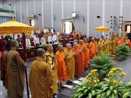 Các đại biểu thực hiện nghi thức chào Quốc kỳ và Đạo kỳ. Ảnh: Kim Há - TTXVN Các đại biểu thực hiện nghi thức chào Quốc kỳ và Đạo kỳ. Ảnh: Kim Há - TTXVN