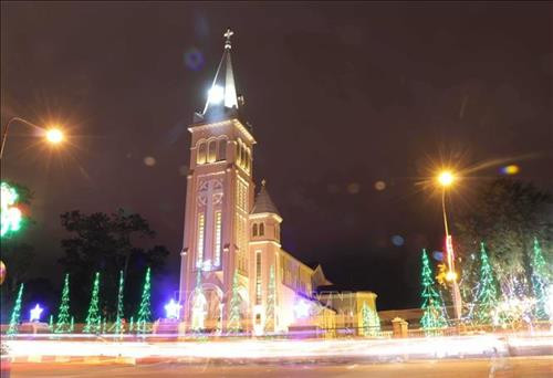 Nhà thờ con gà tại Đà Lạt lung linh ánh đèn. Ảnh: Đặng Tuấn – TTXVN Nhà thờ con gà tại Đà Lạt lung linh ánh đèn. Ảnh: Đặng Tuấn – TTXVN