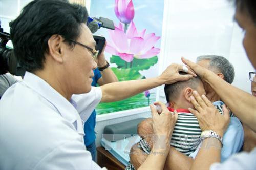 Bác sĩ Bệnh viện Châm cứu Trung ương chuyên bác sĩ Viện Y dược học dân tộc Thành phố Hồ Chí Minh kỹ thuật thủy châm cho trẻ bệnh tự kỷ và thiểu năng não. Ảnh: Phương Vy-TTXVN Bác sĩ Bệnh viện Châm cứu Trung ương chuyên bác sĩ Viện Y dược học dân tộc Thành phố Hồ Chí Minh kỹ thuật thủy châm cho trẻ bệnh tự kỷ và thiểu năng não. Ảnh: Phương Vy-TTXVN