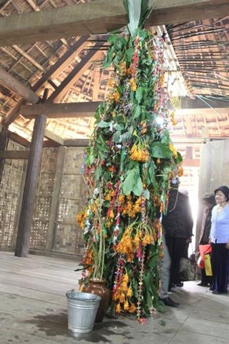 Cây Xăng bók được dựng trên sàn ngôi nhà. Cây Xăng bók được dựng trên sàn ngôi nhà.