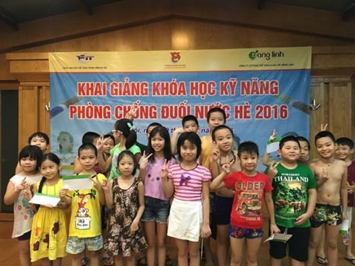 Dạy bơi cho trẻ em: Vẫn "đánh trống bỏ dùi" ảnh 1