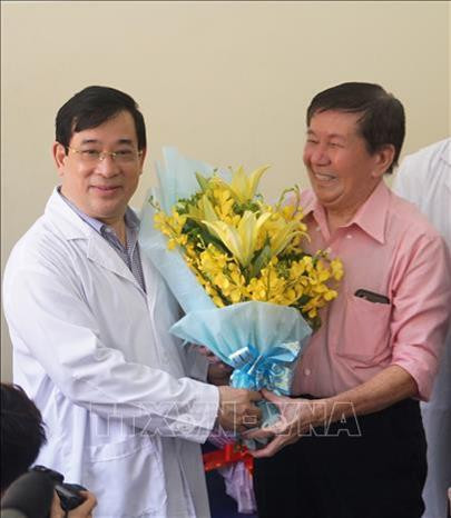 Bệnh nhân T.K.H nhận hoa chúc mừng từ Phó Giáo sư, Tiến sỹ Lương Ngọc Khuê, Cục trưởng Cục Quản lý Khám chữa bệnh - Bộ Y tế. Ảnh: Đinh Hằng - TTXVN Bệnh nhân T.K.H nhận hoa chúc mừng từ Phó Giáo sư, Tiến sỹ Lương Ngọc Khuê, Cục trưởng Cục Quản lý Khám chữa bệnh - Bộ Y tế. Ảnh: Đinh Hằng - TTXVN