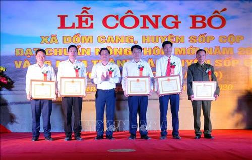 Chủ tịch UBND huyện Sốp Cộp Lê Tiến Lợi trao Giấy khen cho các tập thể có thành tích xuất sắc trong phong trào xây xựng nông thôn mới của xã Dồm Cang. Ảnh: Quang Quyết-TTXVN Chủ tịch UBND huyện Sốp Cộp Lê Tiến Lợi trao Giấy khen cho các tập thể có thành tích xuất sắc trong phong trào xây xựng nông thôn mới của xã Dồm Cang. Ảnh: Quang Quyết-TTXVN
