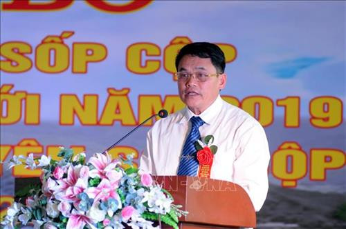 Chủ tịch UBND xã Dồm Cang Cầm Văn Đông báo cáo kết quả xây xựng nông thôn mới của xã tại buổi Lễ. Ảnh: Quang Quyết-TTXVN Chủ tịch UBND xã Dồm Cang Cầm Văn Đông báo cáo kết quả xây xựng nông thôn mới của xã tại buổi Lễ. Ảnh: Quang Quyết-TTXVN