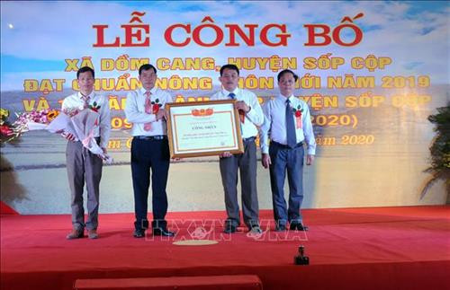 Phó Chủ tịch UBND tỉnh Sơn La Phạm Văn Thủy trao bằng công nhận xã Dồm Cang, huyện Sốp Cộp đạt chuẩn nông thôn mới. Ảnh: Quang Quyết-TTXVN Phó Chủ tịch UBND tỉnh Sơn La Phạm Văn Thủy trao bằng công nhận xã Dồm Cang, huyện Sốp Cộp đạt chuẩn nông thôn mới. Ảnh: Quang Quyết-TTXVN