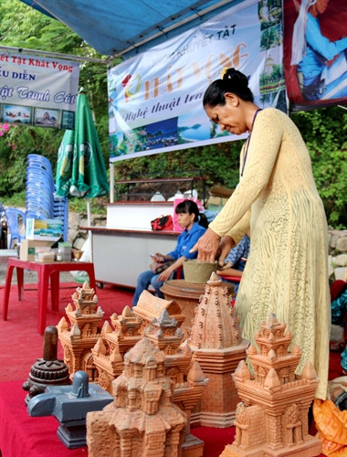 Nghệ nhân trình diễn nghệ thuật làm đồ gốm tại Lễ hội Katê.