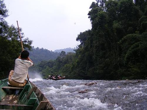 Ngày xưa, để vào được bản Búng chỉ có con đường duy nhất là vượt sông Giăng với nhiều ghềnh thác hiểm nguy