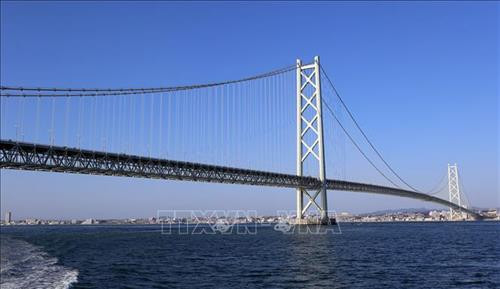 Cầu được thiết kế với 2 hệ thống dầm cứng có khớp nối cho phép chịu đựng được sức gió 286 km/h (178 mph) Cầu được thiết kế với 2 hệ thống dầm cứng có khớp nối cho phép chịu đựng được sức gió 286 km/h (178 mph)