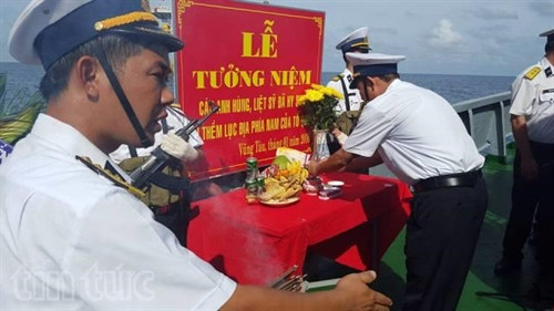 Xúc động lễ tưởng niệm các liệt sỹ trên biển ảnh 3