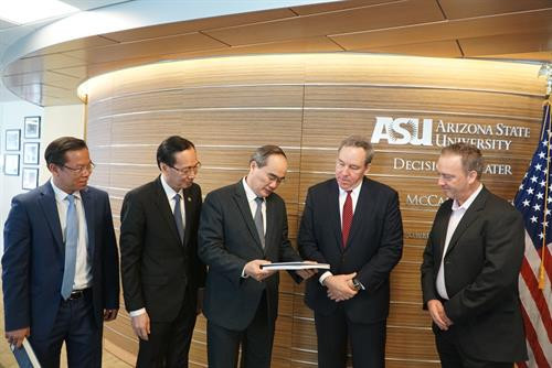 Uỷ viên Bộ Chính trị, Bí thư Thành uỷ Thành uỷ Thành phố Hồ Chí Minh Nguyễn Thiện Nhân giới thiệu sách về Thành phố Hồ Chí Minh với lãnh đạo Viện McCain thuộc Đại học bang Arizona (ASU). Ảnh: Hoàng Anh Tuấn Uỷ viên Bộ Chính trị, Bí thư Thành uỷ Thành uỷ Thành phố Hồ Chí Minh Nguyễn Thiện Nhân giới thiệu sách về Thành phố Hồ Chí Minh với lãnh đạo Viện McCain thuộc Đại học bang Arizona (ASU). Ảnh: Hoàng Anh Tuấn