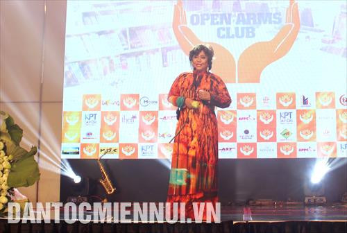 Bà Nguyễn Thị Lệ Hằng, Chủ tịch Câu lạc bộ Open Arms phát biểu tại lễ kỷ niệm một năm thành lập