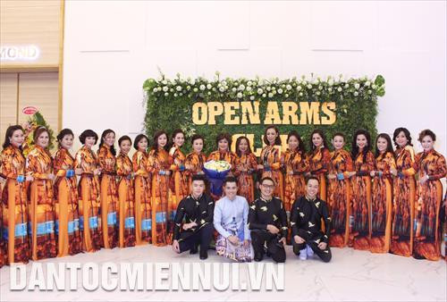 Các mạnh thường quân, nhà tài trợ cùng khách mời chụp ảnh lưu niệm tại lễ kỷ niệm