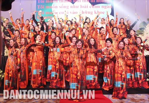 Các thành viên của Câu lạc bộ Open Arms đón chào khách mời và chụp ảnh lưu niệm buổi kỷ niệm một năm thành lập Câu lạc bộ Open Arms năm 2018