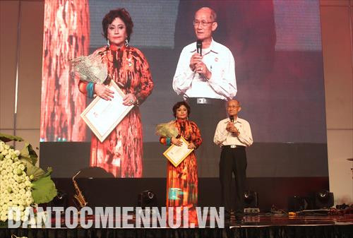 Ông Hà Ngọc Đào, Chủ tịch Hội Khuyến học Đắk Lắk tặng hoa và kỷ niệm chương cho bà Nguyễn Thị Lệ Hằng - Chủ tịch Câu lạc bộ Open Arms, ghi nhận những đóng góp của Câu lạc bộ Open Arms cho hoạt động khuyến học của địa phương trong thời gian qua