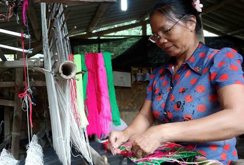 Nghề dệt thổ cẩm truyền thống của người Tày đòi hỏi sự kiên nhẫn, cần cù, sáng tạo và khiếu thẩm mỹ. Ảnh: Quốc Đạt - TTXVN