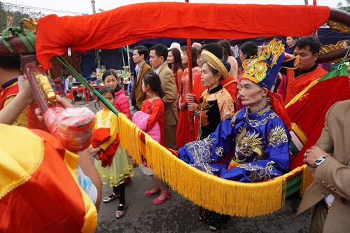 Ngoài kiệu Vua, kiệu Chúa, đoàn rước còn có bốn võng quan là quan Thị Vệ, quan Tán Lý, quan Đề Lĩnh và quan Tán Thủ. Ảnh: An Thành Đạt