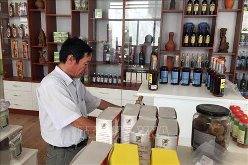 Các sản phẩm chế biến từ nho đã được trưng bày phục vụ du khách trong dịp lễ hội. Ảnh: Công Thử - TTXVN Các sản phẩm chế biến từ nho đã được trưng bày phục vụ du khách trong dịp lễ hội. Ảnh: Công Thử - TTXVN