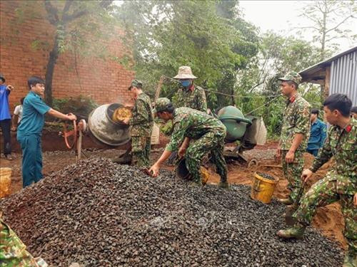 Lực lượng vũ trang và Đoàn kinh tế - Quốc phòng 778 cùng nhân dân thôn Hai Căn, Tiểu khu 119 xã Phú Nghĩa, huyện Bù Gia Mập “hợp sức” làm đường nông thôn mới. Ảnh: Dương Chí Tưởng -TTXVN Lực lượng vũ trang và Đoàn kinh tế - Quốc phòng 778 cùng nhân dân thôn Hai Căn, Tiểu khu 119 xã Phú Nghĩa, huyện Bù Gia Mập “hợp sức” làm đường nông thôn mới. Ảnh: Dương Chí Tưởng -TTXVN