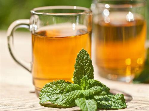 Bạn có thể bắt đầu một ngày mới với một cốc nước ép từ các loại quả mọng như nho, dâu tây, sơ ri... Trộn dâu tây với quả mâm xôi với nửa cốc sữa để có một bữa ăn nhẹ buổi sáng mát mẻ và nhiều chất dinh dưỡng. Dưa chuột chứa nhiều nước. Hàm lượng kali cao trong dưa chuột giúp hỗ trợ lưu thông nước và cung cấp lượng khoáng cần thiết cho cơ thể. Uống nước ép dưa chuột sau khi gọt vỏ trộn với mật ong là lựa chọn lành mạnh cho bữa sáng cúa gia đình Dưa hấu ít calo và giàu vitamin như vitamin A, C. Lycopene trong dưa hấu có lợi cho sức khỏe tim mạch. Đây là thức uống phù hợp với cả trẻ em và người già để giải khát trong cả mùa hè. Nước ép cà rốt là nguồn bổ sung vitamin A tuyệt vời giúp tăng cường thị lực, ngăn ngừa bệnh tim và đột quỵ, làm đẹp da... Ngoài ra, nó còn chứa kali có thể giảm lượng cholesterol trong máu. Carotenoid trong cà rốt hoạt động như một chất chống ung thư, hỗ trợ giảm thiểu nguy cơ bị mắc các bệnh ung thư ruột kết, tuyến tiền liệt, ung thư vú và bàng quang. Uống nước chanh pha thêm một muỗng canh mật ong cũng là một thức uống tốt cho sức khỏe. Chanh mật ong vừa giảm nhiệt trong cơ thể vừa cải thiện hệ tiêu hóa, tốt cho đường ruột và kiểm soát cân nặng hiệu quả. Trà xanh có công dụng giúp tiêu hóa tốt và làm tan mỡ. Caffeine trong trà làm tăng lượng tiết ra của dịch dạ dày, giúp tiêu hóa nhanh, đốt cháy lượng mỡ thừa đáng kể. Các vitamin trong trà còn giảm mỡ thừa trong cơ thể, hỗ trợ giảm cân. Có thể uống trà xanh với nhiều hương vị, uống nóng hoặc lạnh và cho thêm vài loại thảo mộc nếu bạn thích thức uống ngọt. Nước ép cà chua giàu vitamin C cung cấp cho bạn năng lượng và làm đẹp da. Hai quả cà chua chín trộn với một muỗng canh mật ong cải thiện tinh thần. Với nhiều vitamin và chất chống oxy hóa giúp bảo vệ não bộ, ngăn ngừa nguy cơ mắc bệnh giảm trí nhớ Alzheimer, nước cam là thức uống lý tưởng để bắt đầu ngày mới. Ăn một quả ổi mỗi ngày đáp ứng 12% nhu cầu chất xơ của cơ thể, tác dụng nhuận trường cho đường ruột khỏe mạnh, giàu vitamin bảo vệ da khỏi các nếp nhăn cho da sáng mịn hơn. Ngoài ra, ổi không chứa cholesterol phù hợp cho người muốn giảm cân. Lá bạc hà giàu vitamin C giúp tăng cường hệ miễn dịch, ít calo và giàu chất xơ hỗ trợ giảm cân. Nước ép bạc hà có thể thêm nước cốt chanh và mật ong để uống, tăng thêm hương vị. Bạn có thể bắt đầu một ngày mới với một cốc nước ép từ các loại quả mọng như nho, dâu tây, sơ ri... Trộn dâu tây với quả mâm xôi với nửa cốc sữa để có một bữa ăn nhẹ buổi sáng mát mẻ và nhiều chất dinh dưỡng. Dưa chuột chứa nhiều nước. Hàm lượng kali cao trong dưa chuột giúp hỗ trợ lưu thông nước và cung cấp lượng khoáng cần thiết cho cơ thể. Uống nước ép dưa chuột sau khi gọt vỏ trộn với mật ong là lựa chọn lành mạnh cho bữa sáng cúa gia đình Dưa hấu ít calo và giàu vitamin như vitamin A, C. Lycopene trong dưa hấu có lợi cho sức khỏe tim mạch. Đây là thức uống phù hợp với cả trẻ em và người già để giải khát trong cả mùa hè. Nước ép cà rốt là nguồn bổ sung vitamin A tuyệt vời giúp tăng cường thị lực, ngăn ngừa bệnh tim và đột quỵ, làm đẹp da... Ngoài ra, nó còn chứa kali có thể giảm lượng cholesterol trong máu. Carotenoid trong cà rốt hoạt động như một chất chống ung thư, hỗ trợ giảm thiểu nguy cơ bị mắc các bệnh ung thư ruột kết, tuyến tiền liệt, ung thư vú và bàng quang. Uống nước chanh pha thêm một muỗng canh mật ong cũng là một thức uống tốt cho sức khỏe. Chanh mật ong vừa giảm nhiệt trong cơ thể vừa cải thiện hệ tiêu hóa, tốt cho đường ruột và kiểm soát cân nặng hiệu quả. Trà xanh có công dụng giúp tiêu hóa tốt và làm tan mỡ. Caffeine trong trà làm tăng lượng tiết ra của dịch dạ dày, giúp tiêu hóa nhanh, đốt cháy lượng mỡ thừa đáng kể. Các vitamin trong trà còn giảm mỡ thừa trong cơ thể, hỗ trợ giảm cân. Có thể uống trà xanh với nhiều hương vị, uống nóng hoặc lạnh và cho thêm vài loại thảo mộc nếu bạn thích thức uống ngọt. Nước ép cà chua giàu vitamin C cung cấp cho bạn năng lượng và làm đẹp da. Hai quả cà chua chín trộn với một muỗng canh mật ong cải thiện tinh thần. Với nhiều vitamin và chất chống oxy hóa giúp bảo vệ não bộ, ngăn ngừa nguy cơ mắc bệnh giảm trí nhớ Alzheimer, nước cam là thức uống lý tưởng để bắt đầu ngày mới. Ăn một quả ổi mỗi ngày đáp ứng 12% nhu cầu chất xơ của cơ thể, tác dụng nhuận trường cho đường ruột khỏe mạnh, giàu vitamin bảo vệ da khỏi các nếp nhăn cho da sáng mịn hơn. Ngoài ra, ổi không chứa cholesterol phù hợp cho người muốn giảm cân. Lá bạc hà giàu vitamin C giúp tăng cường hệ miễn dịch, ít calo và giàu chất xơ hỗ trợ giảm cân. Nước ép bạc hà có thể thêm nước cốt chanh và mật ong để uống, tăng thêm hương vị.