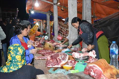 Mặt hàng thịt bò tại chợ Viềng luôn được khách hàng lựa chọn vì thịt bò có màu đỏ mang đến sự may mắn. Ảnh Công Luật – TTXVN Mặt hàng thịt bò tại chợ Viềng luôn được khách hàng lựa chọn vì thịt bò có màu đỏ mang đến sự may mắn. Ảnh Công Luật – TTXVN