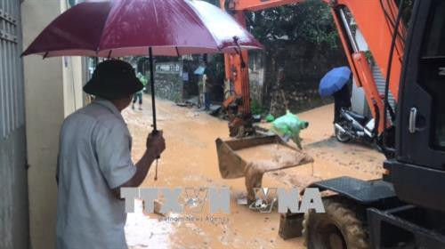 Công tác dọn dẹp vệ sinh nhằm đảm bảo an toàn cho người dân. Ảnh: CTV - TTXVN phát Công tác dọn dẹp vệ sinh nhằm đảm bảo an toàn cho người dân. Ảnh: CTV - TTXVN phát