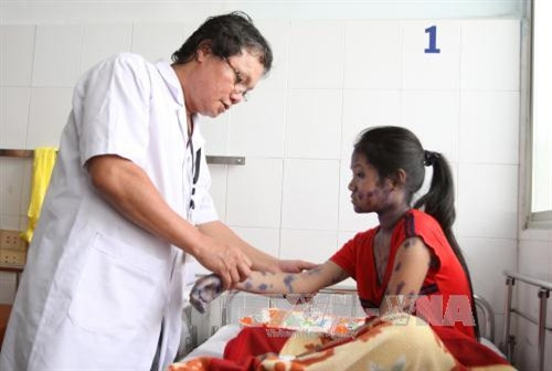 Bác sĩ Trương Hữu Khanh, Trưởng khoa Nhiễm – Thần kinh, Bệnh viện Nhi đồng 1 Thành phố Hồ Chí Minh khám cho bé Nguyễn Thị Mỹ Ngọc, 13 tuổi mắc bệnh thủy đậu đến từ tỉnh An Giang đang điều trị tại khoa. Ảnh: Phương Vy-TTXVN. Bác sĩ Trương Hữu Khanh, Trưởng khoa Nhiễm – Thần kinh, Bệnh viện Nhi đồng 1 Thành phố Hồ Chí Minh khám cho bé Nguyễn Thị Mỹ Ngọc, 13 tuổi mắc bệnh thủy đậu đến từ tỉnh An Giang đang điều trị tại khoa. Ảnh: Phương Vy-TTXVN.