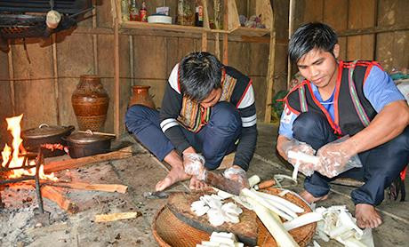 A Láu chuẩn bị các nguyên vật liệu để nấu món ăn. Ảnh: nguồn baokontum.com.vn A Láu chuẩn bị các nguyên vật liệu để nấu món ăn. Ảnh: nguồn baokontum.com.vn