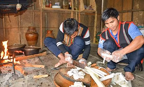 A Láu chuẩn bị các nguyên vật liệu để nấu món ăn. Ảnh: nguồn baokontum.com.vn A Láu chuẩn bị các nguyên vật liệu để nấu món ăn. Ảnh: nguồn baokontum.com.vn