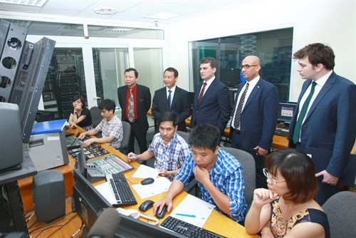 Các đại biểu thăm Trung tâm Truyền hình thông tấn (Vnews). Ảnh: Doãn Tấn - TTXVN Các đại biểu thăm Trung tâm Truyền hình thông tấn (Vnews). Ảnh: Doãn Tấn - TTXVN