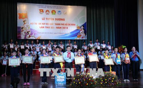 Trao giải cá nhân xuất sắc cho các chỉ huy Đội giỏi. Ảnh: Xuân Dự - TTXVN