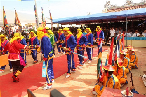 Hát Bả trạo ngợi ca tinh thần yêu nước của những hùng binh Hoàng Sa. Hát Bả trạo ngợi ca tinh thần yêu nước của những hùng binh Hoàng Sa.