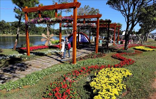Nhiều địa điểm trên TP Đà Lạt trang trí hoa thu hút du khách. Ảnh: Nhật Anh - TTXVN Không gian hoa dọc trục đường Lê Đại Hành (TP Đà Lạt) hấp dẫn du khách. Ảnh: Nhật Anh - TTXVN Các địa điểm công cộng được trang trí không gian hoa hấp dẫn du khách. Ảnh: Nhật Anh - TTXVN Không gian hoa xung quanh hồ Xuân Hương thu hút du khách đến tham quan. Ảnh: Nhật Anh - TTXVN Nhiều địa điểm trên TP Đà Lạt trang trí hoa thu hút du khách. Ảnh: Nhật Anh - TTXVN Không gian hoa dọc trục đường Lê Đại Hành (TP Đà Lạt) hấp dẫn du khách. Ảnh: Nhật Anh - TTXVN Các địa điểm công cộng được trang trí không gian hoa hấp dẫn du khách. Ảnh: Nhật Anh - TTXVN Không gian hoa xung quanh hồ Xuân Hương thu hút du khách đến tham quan. Ảnh: Nhật Anh - TTXVN