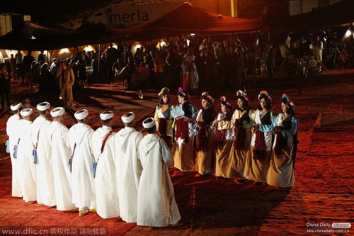 Tại Marốc, nam giới có thể chọn bạn đời ở "chợ cô dâu" vào tháng 9 hằng năm. Các cô gái và phụ nữ góa chồng thường mặc váy khác nhau để đàn ông lựa chọn. Thông thường, hai bên sẽ nói chuyện với nhau, và nếu người nữ thấy hài lòng, họ sẽ cho phép phía còn lại bắt tay, sau đó thì cùng nhau điền vào mẫu đơn xin kết hôn. Sau khi người đại diện của chính phủ Marốc ký vào đơn, cuộc hôn nhân của họ sẽ hợp pháp. Tại Marốc, nam giới có thể chọn bạn đời ở "chợ cô dâu" vào tháng 9 hằng năm. Các cô gái và phụ nữ góa chồng thường mặc váy khác nhau để đàn ông lựa chọn. Thông thường, hai bên sẽ nói chuyện với nhau, và nếu người nữ thấy hài lòng, họ sẽ cho phép phía còn lại bắt tay, sau đó thì cùng nhau điền vào mẫu đơn xin kết hôn. Sau khi người đại diện của chính phủ Marốc ký vào đơn, cuộc hôn nhân của họ sẽ hợp pháp.