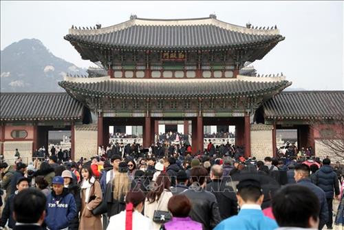 Tượng chú chuột vàng biểu tượng của Năm Canh Tý chào đón du khách tại Đền Tatsumizu ở tỉnh Mie, miền trung Nhật Bản. Ảnh: Kyodo/TTXVN Trang trí đèn lồng đón Tết cổ truyền Canh Tý tại Bắc Kinh, Trung Quốc. Ảnh: THX/TTXVN Các nghệ sĩ biểu diễn màn múa sư tử chào đón Tết Nguyên đán Canh Tý tại Liege, Bỉ, ngày 18/1/2020. Ảnh: THX/ TTXVN Đèn lồng rực rỡ sắc màu chào đón Tết Nguyên đán Canh Tý tại tỉnh Giang Tô, Trung Quốc, ngày 8/1/2020. Ảnh: THX/ TTXVN Người dân chọn mua câu đối chào đón Tết Nguyên đán Canh Tý tại khu chợ ở tỉnh Hải Nam, Trung Quốc, ngày 9/1/2020. Ảnh: THX/ TTXVN Trẻ em thưởng thức món ăn truyền thống trong dịp Năm mới tại tỉnh Giang Tô, Trung Quốc. Ảnh: THX/TTXVN Đèn lồng được thắp sáng rực rỡ để chào đón năm mới tại tỉnh Cam Túc, Trung Quốc, ngày 17/1/2020. Ảnh: THX/ TTXVN Đèn lồng đỏ trang trí tại khu phố người Hoa ở Yangon, Myanmar. Ảnh: THX/TTXVN Người dân mua sắm tại một siêu thị của người Hoa chuẩn bị đón Tết cổ truyền Canh Tý ở Toronto, Canada, ngày 21/1. Ảnh: THX/TTXVN Chào đón Năm mới 2020 trên đỉnh Núi Shiniu ở tỉnh Phúc Kiến, Trung Quốc. Ảnh: THX/TTXVN Người dân chiêm ngưỡng các tác phẩm tại Triển lãm đèn lồng nghệ thuật chào Năm mới ở thành phố Lâm Nghi, tỉnh Sơn Đông, miền đông Trung Quốc, ngày 4/1/2020. Ảnh: THX/ TTXVN Màn múa sư tử chào đón Tết cổ truyền Canh Tý tại khu phố người Hoa ở Manila, Philippines, ngày 25/1. Ảnh: THX/TTXVN Người dân thăm cung hoàng gia Gyeongbo ở Seoul, Hàn Quốc trong dịp Tết Canh Tý ngày 25/1. Ảnh: YONHAP/TTXVN Đèn lồng được thắp sáng rực rỡ để chào đón năm mới tại Khu tự trị dân tộc Choang Quảng Tây, Trung Quốc, ngày 17/1/2020. Ảnh: THX/ TTXVN Vũ công biểu diễn màn múa sư tử chào đón Tết Nguyên đán Canh Tý tại Kota Kinabalu, Sabah, Malaysia, ngày 11/1/2020. Ảnh: THX/ TTXVN Tượng chú chuột vàng biểu tượng của Năm Canh Tý chào đón du khách tại Đền Tatsumizu ở tỉnh Mie, miền trung Nhật Bản. Ảnh: Kyodo/TTXVN Trang trí đèn lồng đón Tết cổ truyền Canh Tý tại Bắc Kinh, Trung Quốc. Ảnh: THX/TTXVN Các nghệ sĩ biểu diễn màn múa sư tử chào đón Tết Nguyên đán Canh Tý tại Liege, Bỉ, ngày 18/1/2020. Ảnh: THX/ TTXVN Đèn lồng rực rỡ sắc màu chào đón Tết Nguyên đán Canh Tý tại tỉnh Giang Tô, Trung Quốc, ngày 8/1/2020. Ảnh: THX/ TTXVN Người dân chọn mua câu đối chào đón Tết Nguyên đán Canh Tý tại khu chợ ở tỉnh Hải Nam, Trung Quốc, ngày 9/1/2020. Ảnh: THX/ TTXVN Trẻ em thưởng thức món ăn truyền thống trong dịp Năm mới tại tỉnh Giang Tô, Trung Quốc. Ảnh: THX/TTXVN Đèn lồng được thắp sáng rực rỡ để chào đón năm mới tại tỉnh Cam Túc, Trung Quốc, ngày 17/1/2020. Ảnh: THX/ TTXVN Đèn lồng đỏ trang trí tại khu phố người Hoa ở Yangon, Myanmar. Ảnh: THX/TTXVN Người dân mua sắm tại một siêu thị của người Hoa chuẩn bị đón Tết cổ truyền Canh Tý ở Toronto, Canada, ngày 21/1. Ảnh: THX/TTXVN Chào đón Năm mới 2020 trên đỉnh Núi Shiniu ở tỉnh Phúc Kiến, Trung Quốc. Ảnh: THX/TTXVN Người dân chiêm ngưỡng các tác phẩm tại Triển lãm đèn lồng nghệ thuật chào Năm mới ở thành phố Lâm Nghi, tỉnh Sơn Đông, miền đông Trung Quốc, ngày 4/1/2020. Ảnh: THX/ TTXVN Màn múa sư tử chào đón Tết cổ truyền Canh Tý tại khu phố người Hoa ở Manila, Philippines, ngày 25/1. Ảnh: THX/TTXVN Người dân thăm cung hoàng gia Gyeongbo ở Seoul, Hàn Quốc trong dịp Tết Canh Tý ngày 25/1. Ảnh: YONHAP/TTXVN Đèn lồng được thắp sáng rực rỡ để chào đón năm mới tại Khu tự trị dân tộc Choang Quảng Tây, Trung Quốc, ngày 17/1/2020. Ảnh: THX/ TTXVN Vũ công biểu diễn màn múa sư tử chào đón Tết Nguyên đán Canh Tý tại Kota Kinabalu, Sabah, Malaysia, ngày 11/1/2020. Ảnh: THX/ TTXVN