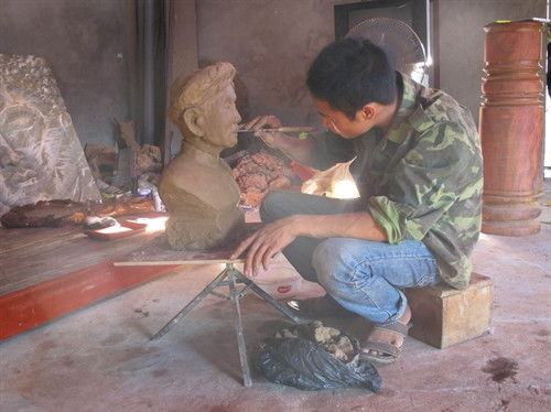 Niềm đam mê với nghệ thuật điêu khắc từ nhỏ là động lực để anh mở xưởng sản xuất, điêu khắc tượng. Niềm đam mê với nghệ thuật điêu khắc từ nhỏ là động lực để anh mở xưởng sản xuất, điêu khắc tượng.