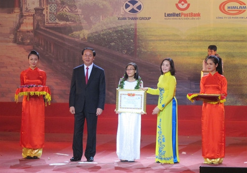 Chủ tịch nước Trần Đại Quang và Bí thư Tỉnh ủy Ninh Bình Nguyễn Thị Thanh khen thưởng các học sinh đạt giải cao tại các kỳ thi quốc gia năm 2016. Ảnh: Ninh Đức Phương – TTXVN