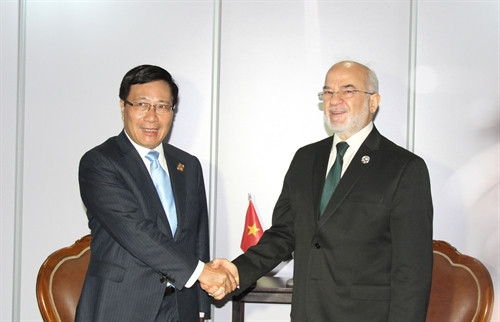 Phó Thủ tướng, Bộ trưởng Ngoại giao Phạm Bình Minh gặp Bộ trưởng Ngoại giao Iraq Ibrahim Al-Shaiker Al-Jafari. Ảnh: VŨ Lê Hà- TTXVN