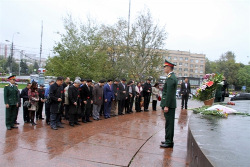 Trước đó, Phó Thủ tướng Trịnh Đình Dũng và đoàn đại biểu chính phủ cấp cao Việt Nam đã đến đặt hoa tại tượng đài Bác Hồ ở thủ đô Moskva, LB Nga.