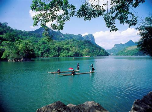 Hồ Ba Bể đẹp như một bức tranh thủy mặc. Ảnh: vietnamtourism.gov.vn Hồ Ba Bể đẹp như một bức tranh thủy mặc. Ảnh: vietnamtourism.gov.vn