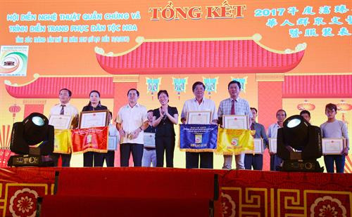 Trao giải nhất, nhì, ba phần trình diễn trang phục. Ảnh: Hoài Thu/TTXVN