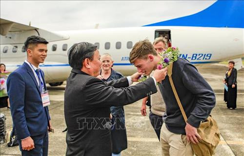 Lãnh đạo Sở Văn hóa, Thể thao và Du lịch tỉnh Điện Biên tặng hoa cho các vị khách. Ảnh: Xuân Tư – TTXVN Lãnh đạo Sở Văn hóa, Thể thao và Du lịch tỉnh Điện Biên tặng hoa cho các vị khách. Ảnh: Xuân Tư – TTXVN