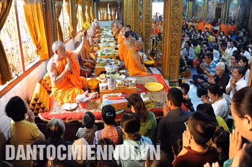 Chư tăng tụng kinh hồi hướng phước báo, độ thực từ vật thực do Phật tử cúng dường. Ảnh: An Hiếu