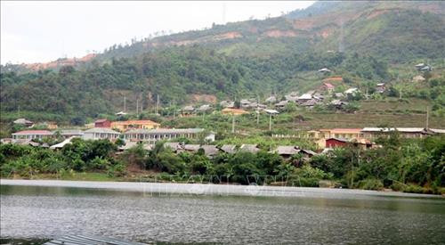 Các bản tái định cư được đầu tư nhà ở, cơ sở hạ tầng khang trang, kiên cố. Ảnh: Việt Hoàng - TTXVN Các bản tái định cư được đầu tư nhà ở, cơ sở hạ tầng khang trang, kiên cố. Ảnh: Việt Hoàng - TTXVN