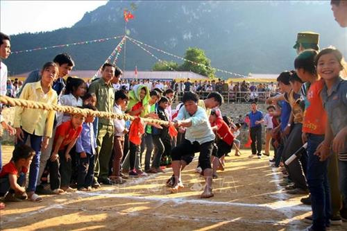 Các hoạt động văn hóa, văn nghệ, thể dục thể thao thường xuyên tổ chức tại các điểm tái định cư của huyện Than Uyên (Lai Châu). Ảnh: Việt Hoàng - TTXVN Các hoạt động văn hóa, văn nghệ, thể dục thể thao thường xuyên tổ chức tại các điểm tái định cư của huyện Than Uyên (Lai Châu). Ảnh: Việt Hoàng - TTXVN