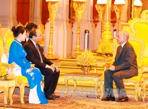 Chiều 24/4, tại Thủ đô Phnom Penh, Thủ tướng Nguyễn Xuân Phúc và phu nhân cùng đoàn đại biểu cấp cao Việt Nam đến yết kiến Quốc vương Campuchia Preah Bat Samdech Preah Boromneath Norodom Sihamoni nhân chuyên thăm chính thức Vương quốc Campuchia từ ngày 24 đến 26/4 theo lời mời của Thủ tướng Samdech Techo Hun Sen và phu nhân. Ảnh: Thống Nhất - TTXVN