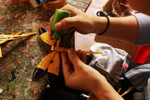 Công đoạn sơn chuồn chuồn tre sau khi phơi khô phải làm cẩn thận và tỉ mỉ.