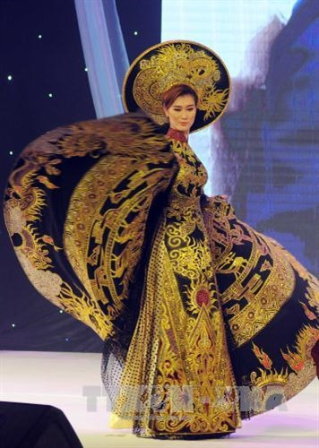 Trình diễn trang phục Áo dài tại chương trình. Ảnh: An Hiếu – TTXVN