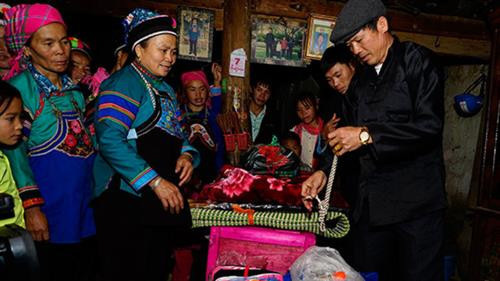 Nhà trai mổ lợn, chuẩn bị mang 100kg thịt đến nhà gái - Ảnh: Ngọc Bằng Bên nhà trai chuẩn bị cơm nước - Ảnh: Ngọc Bằng Nhà trai đưa đồ lễ gồm 6 người mang rượu thịt để nhà gái tổ chức lễ cưới mời anh em họ hàng trong làng tới dự đám cưới - Ảnh: Ngọc Bằng Phong tục té nước của nhà gái vào đoàn nhà trai với mong muốn hai vợ chồng hạnh phúc - Ảnh: Ngọc Bằng Nhà trai bàn giao rượu và thịt lợn cho nhà gái - Ảnh: Ngọc Bằng Ngày thứ hai, đoàn nhà trai mang lễ vật đến và dự cưới bên nhà gái - Ảnh: Ngọc Bằng Đoàn nhà gái té nước làm lễ cho nhà trai - Ảnh: Ngọc Bằng Họ hàng ăn uống vui vẻ - Ảnh: Ngọc Bằng Giao lễ vật - Ảnh: Ngọc Bằng Thầy cúng làm lễ - Ảnh: Ngọc Bằng Chuẩn bị trang phục cho cô dâu - Ảnh: Ngọc Bằng Cô dâu được bế lên ngựa để về nhà trai - Ảnh: Ngọc Bằng Chú rể quỳ làm lễ khi hai vợ chồng về nhà trai - Ảnh: Ngọc Bằng Chú rể cởi khăn bịt mặt cho cô dâu - Ảnh: Ngọc Bằng Đám cưới tổ chức tại nhà trai rất vui vẻ - Ảnh: Ngọc Bằng