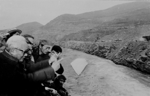 Thủ tướng Phạm Văn Đồng thả viên đá tượng trưng, mở đầu cho ngày hội ngăn sông Đà để xây dựng Nhà máy thủy điện Hoà Bình (9/1/1986). Ảnh: Xuân Lâm-TTXVN